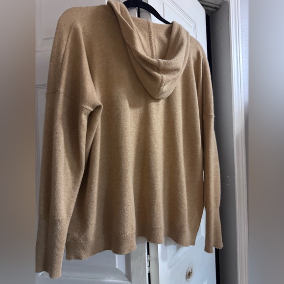 J.Crew Everyday Cashmere Pullover Hoodie in Heather Camel Henley Sweater M - Picture 5 of 5